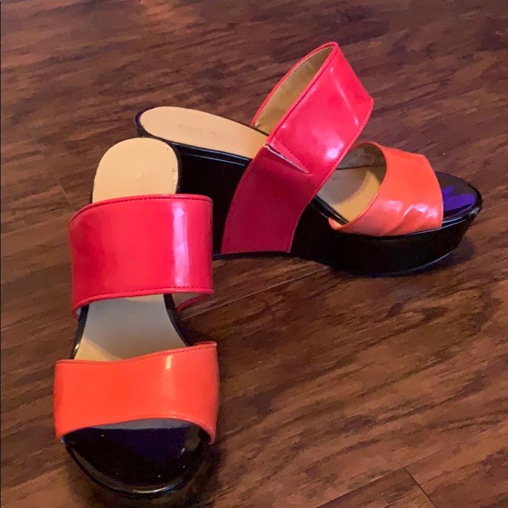 Nine West black/pink/orange patten leather wedges